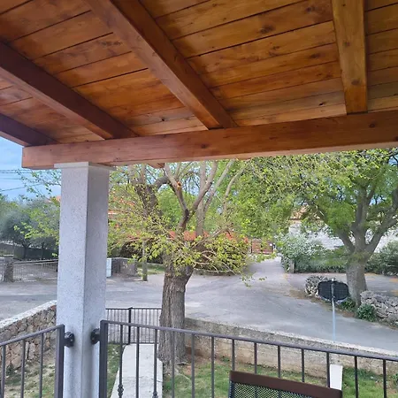 בית נופש House Rudnik In Silent Village, Island Krk *