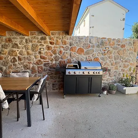 בית נופש House Rudnik In Silent Village, Island Krk